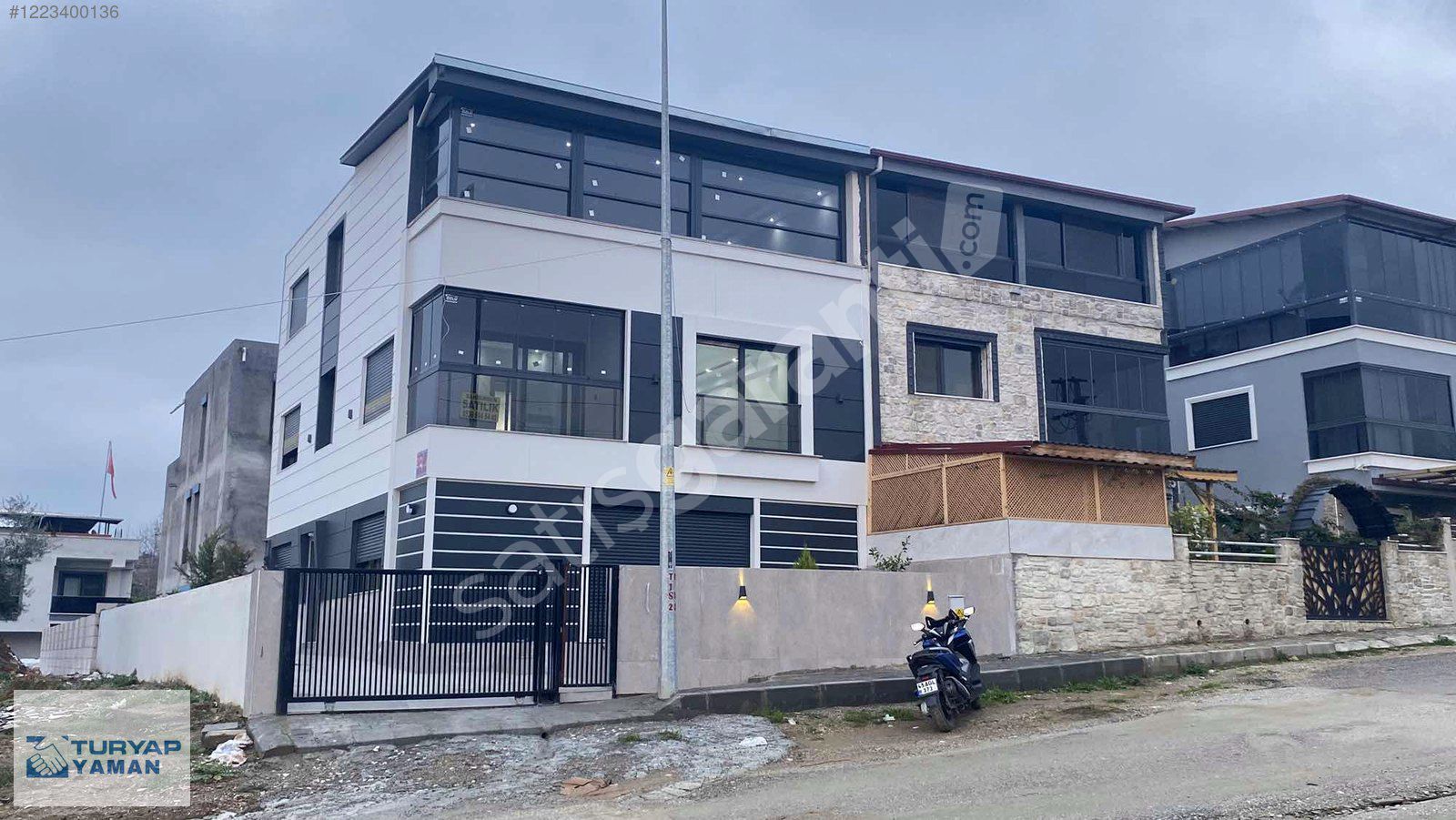 TURYAP YAMANDAN ERGENEKON MAHALLESİNDE 402 M² SIFIR LÜKS VİLLA