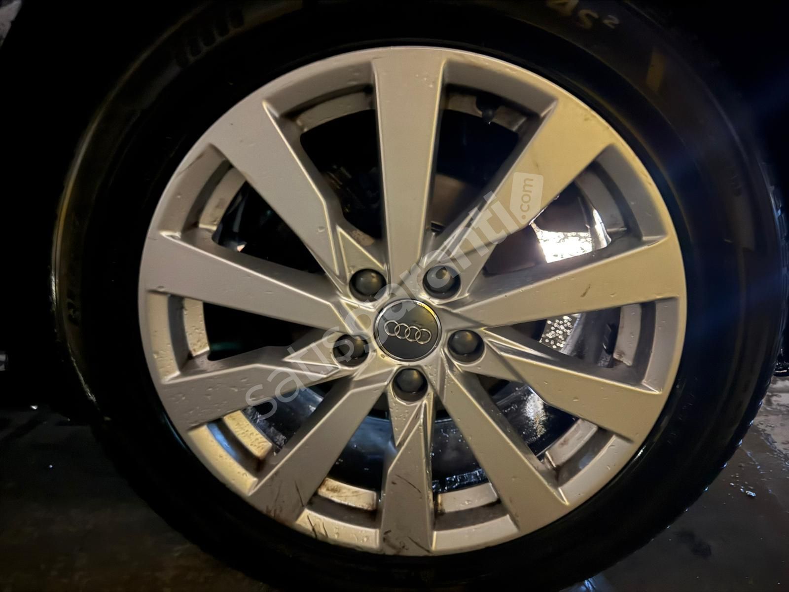 Orijinal Audi 17” Jant + 235/50/17 Hankook 4 Mevsim Lastik Takımı — Sorunsuz, Temiz