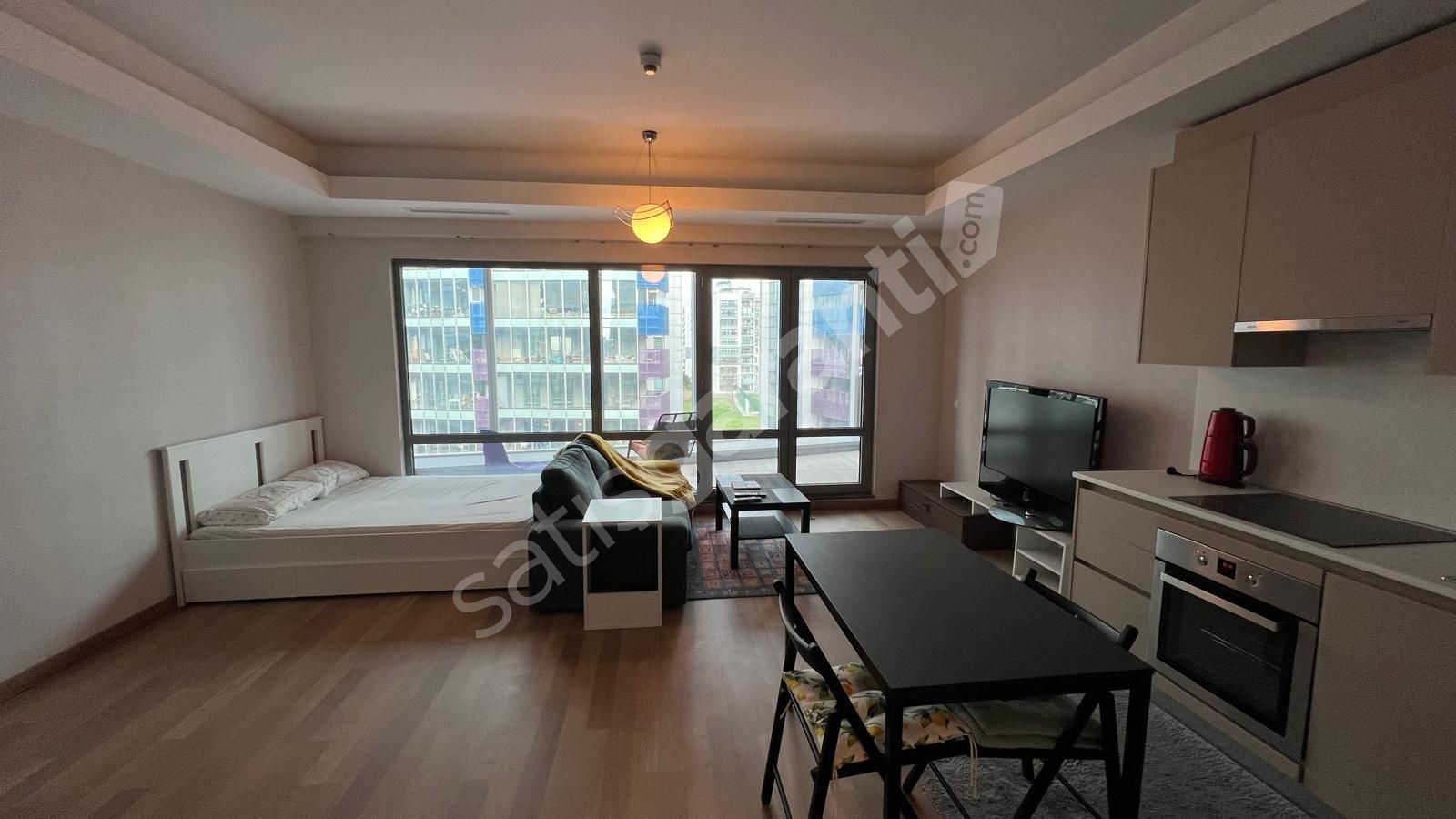 MASLAK 1453'TE EŞYALI BALKONLU GENİŞ 1+0 DAİRE TAŞINMAYA HAZIR