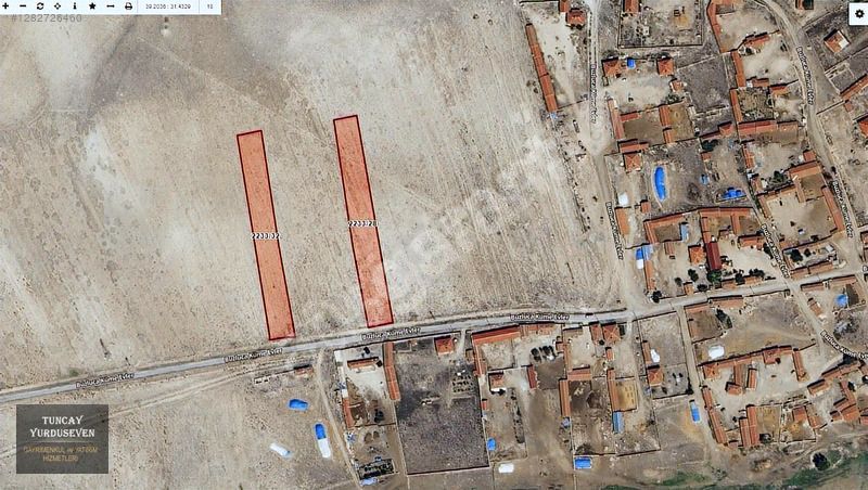 KÖYÜN GİRİŞİNDE ASFALT CEPHELİ 2 ADET ARSA KONUMUNDA SÜPER ARAZİ