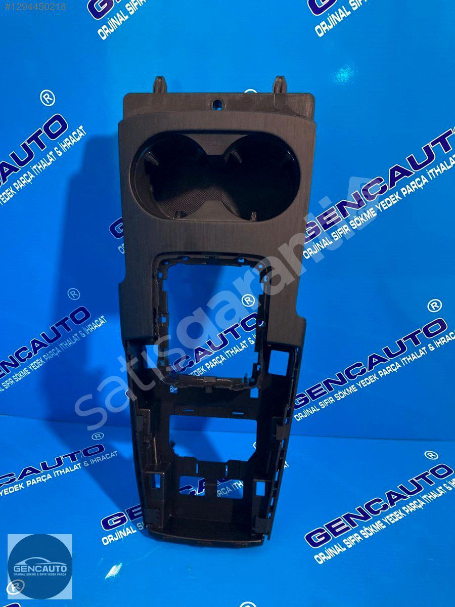 AUDİ A3 SEDAN ORTA KONSOL ÜST PANEL SÖKME ORJİNAL 8V1864261G