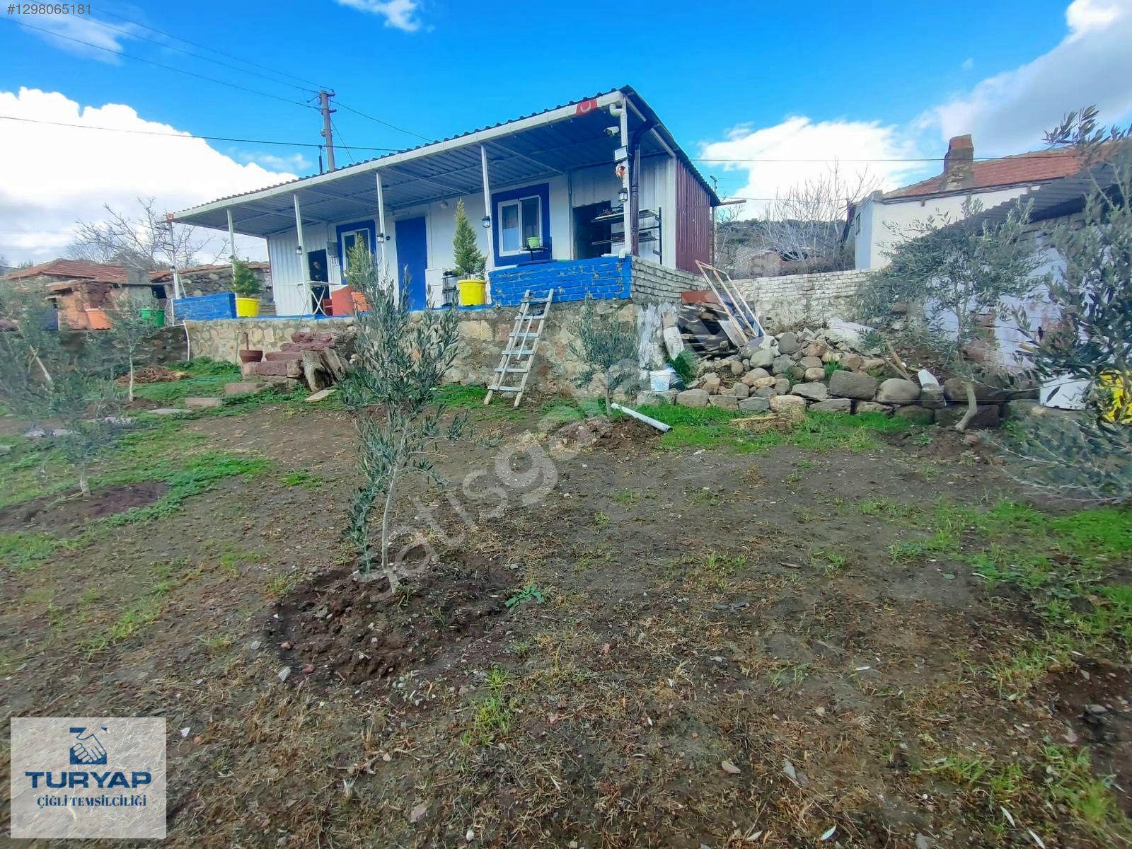 İzmir Aliağa Bahçedere Köyü'nde Satılık 1+1 Ahşap Ev ve Arsası