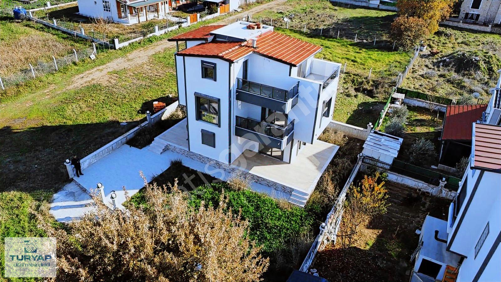 Dikili Salihler Mahallesi'nde Satılık Tripleks Villa