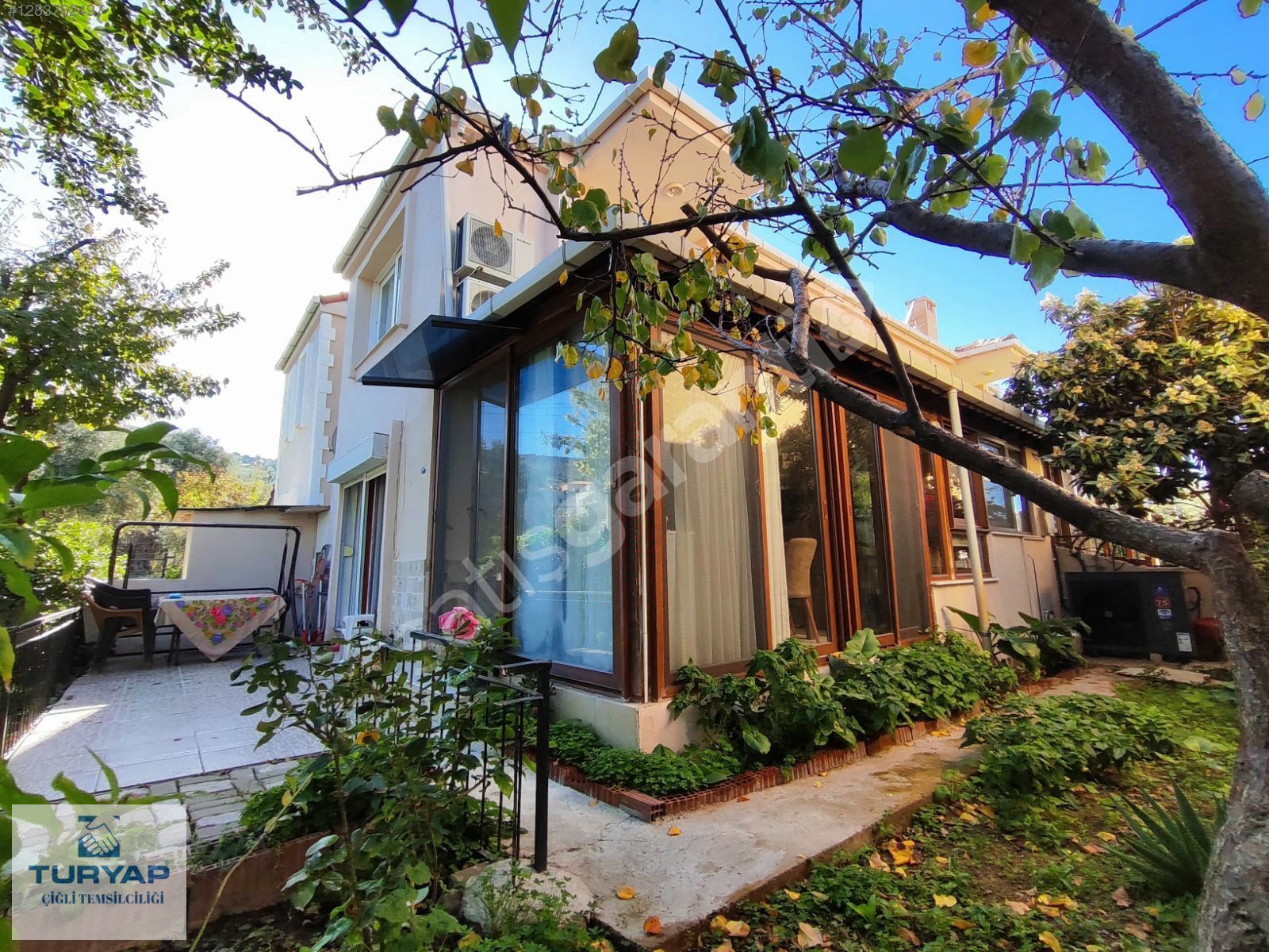 Eski Foça'da Denize Çok Yakın 3+1 Satılık Villa