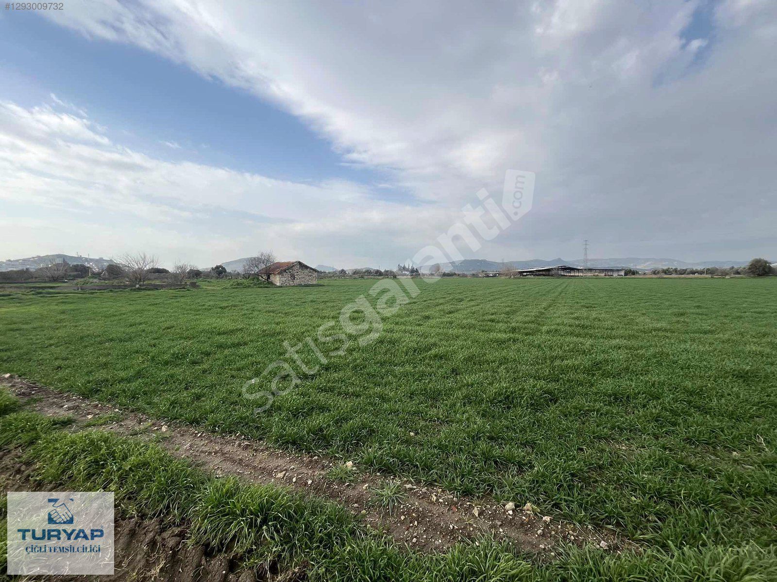 Foça Hacıveli'de Satılık 179 m2 Tarla