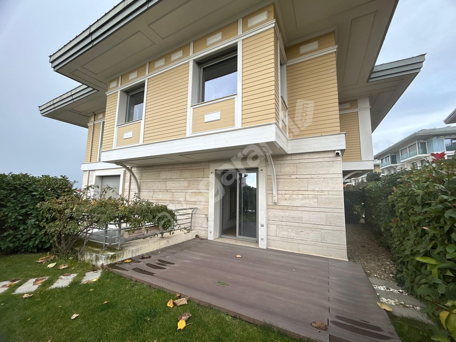 BEYLERBEYİ ANTTERAS SİTESİNDE KİRALIK BAHÇE DUBLEKSİ