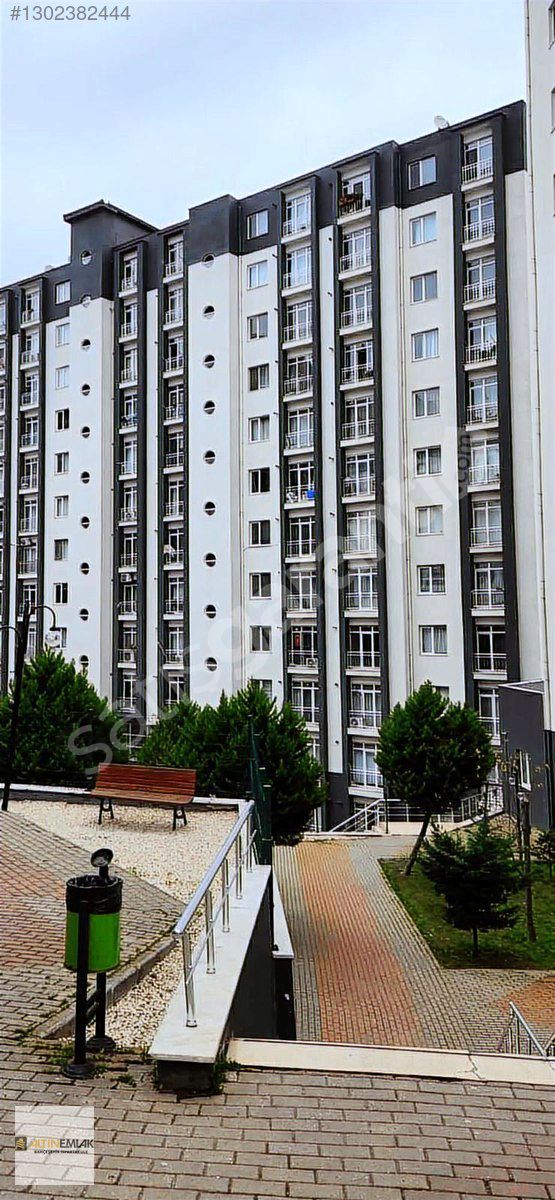 Metrobüse 10 dakika yürüme mesafesinde eşyalı site içi daire