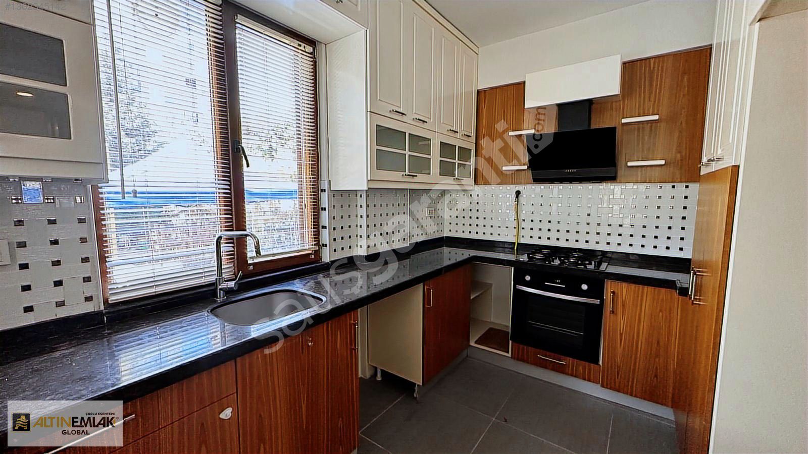 EMLAK KONUT BÖLGESİNDE 5+1 SATILIK VİLLA