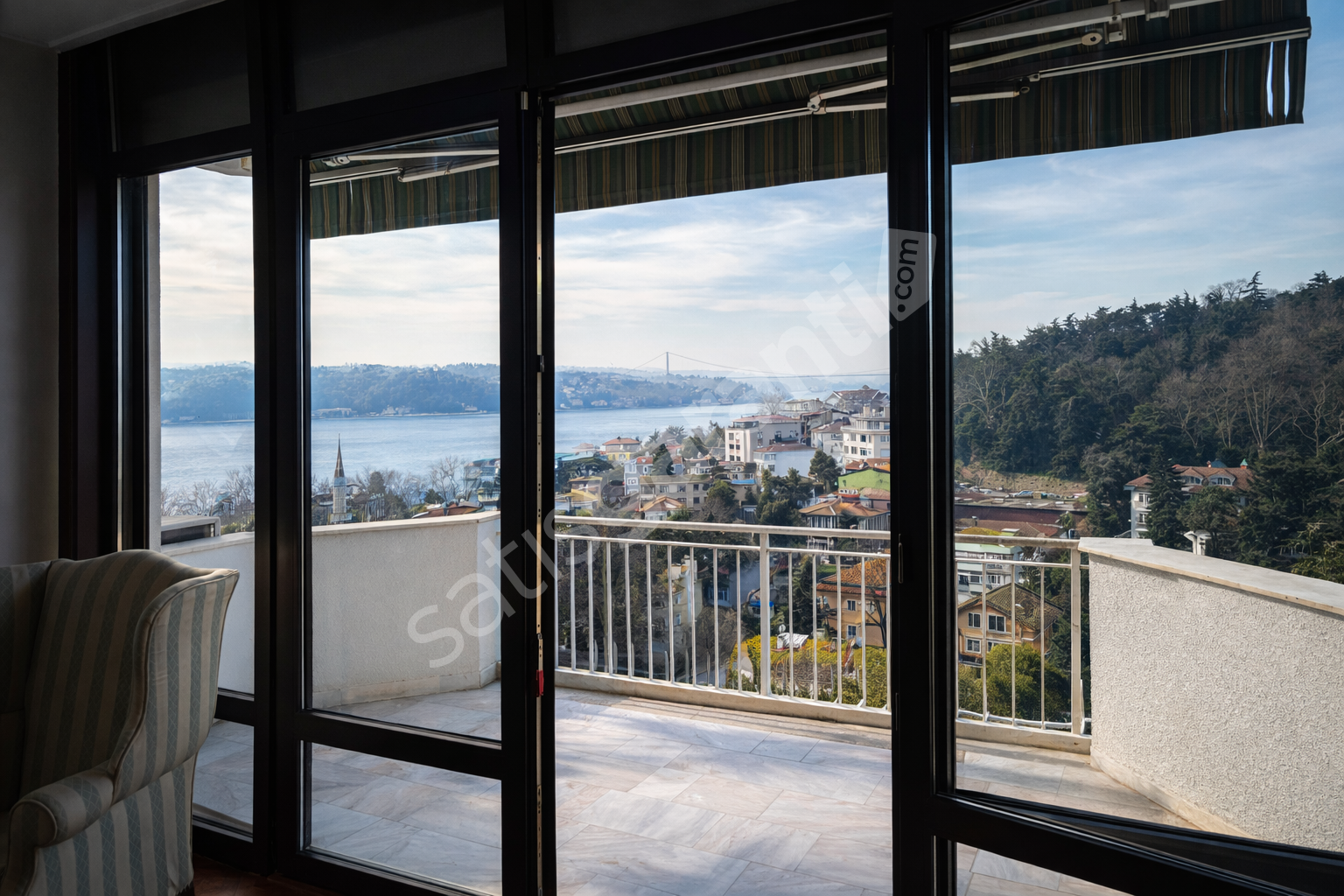 Yeniköy'de Boğaz ve Koru Manzaralı Sahile Yakın Ara Kat