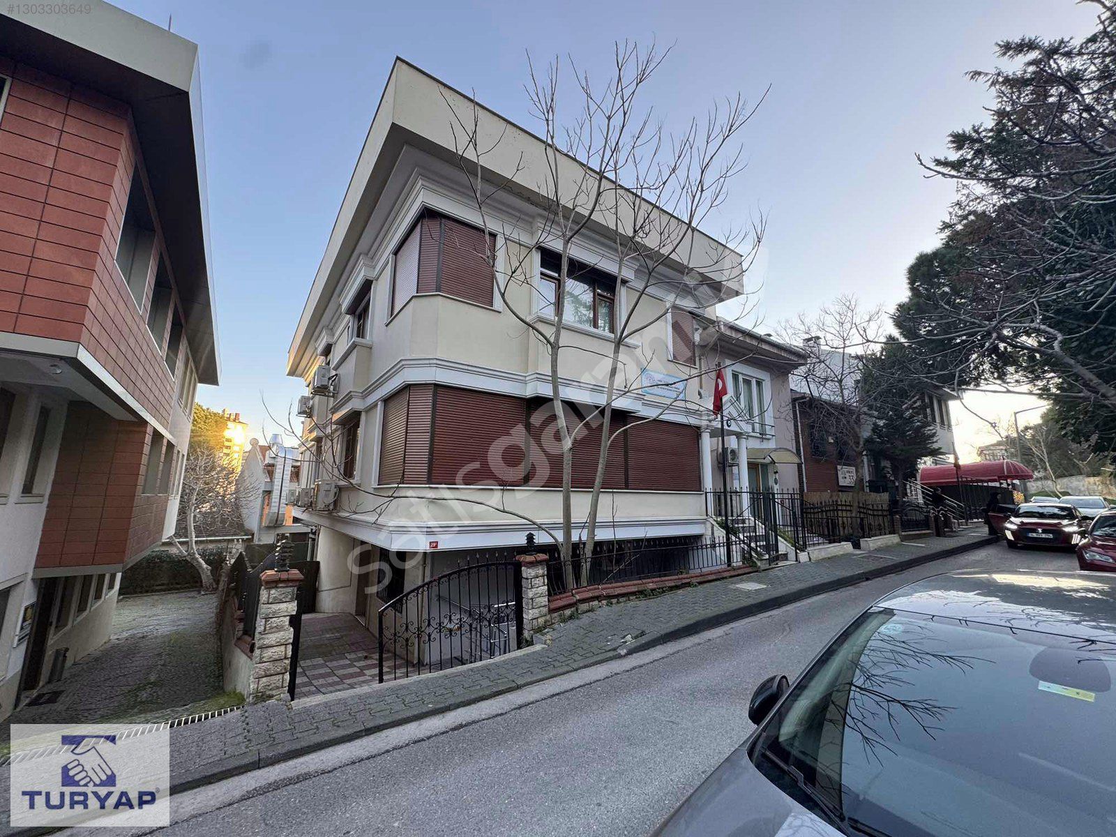 KOŞUYOLU'NUN TAM KALBİNDE; MÜKEMMEL LOKASYONDA; KONUTA-İŞ YERİNE