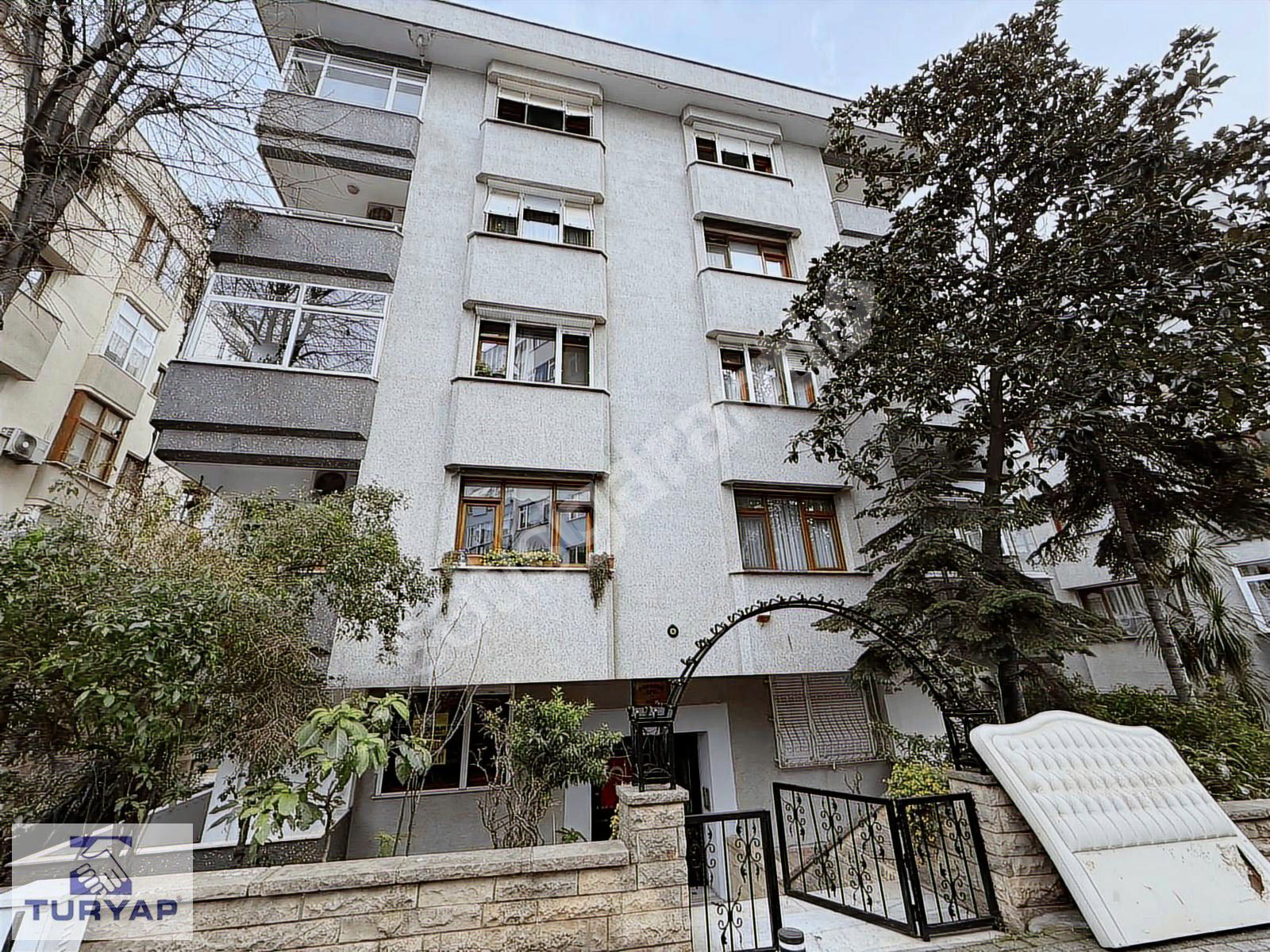 ACIBADEMDE, MERKEZİ KONUMDA, METROYA 5 DK MESAFEDE, BAKIMLI 3+1