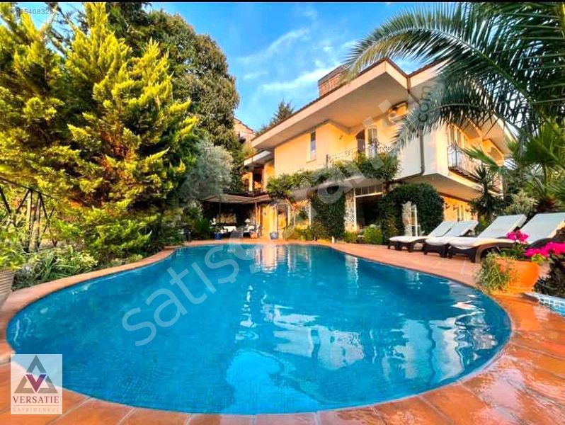 Beylerbeyi'nde Tam Müstakil Bahçeli Havuzlu Manzaral 950m2 Villa