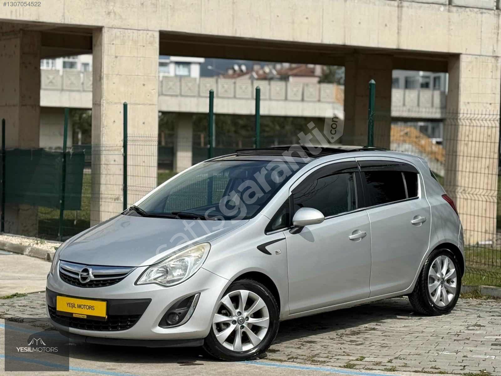 YEŞİLMOTORSDAN CAM TAVANLI OPEL CORSA