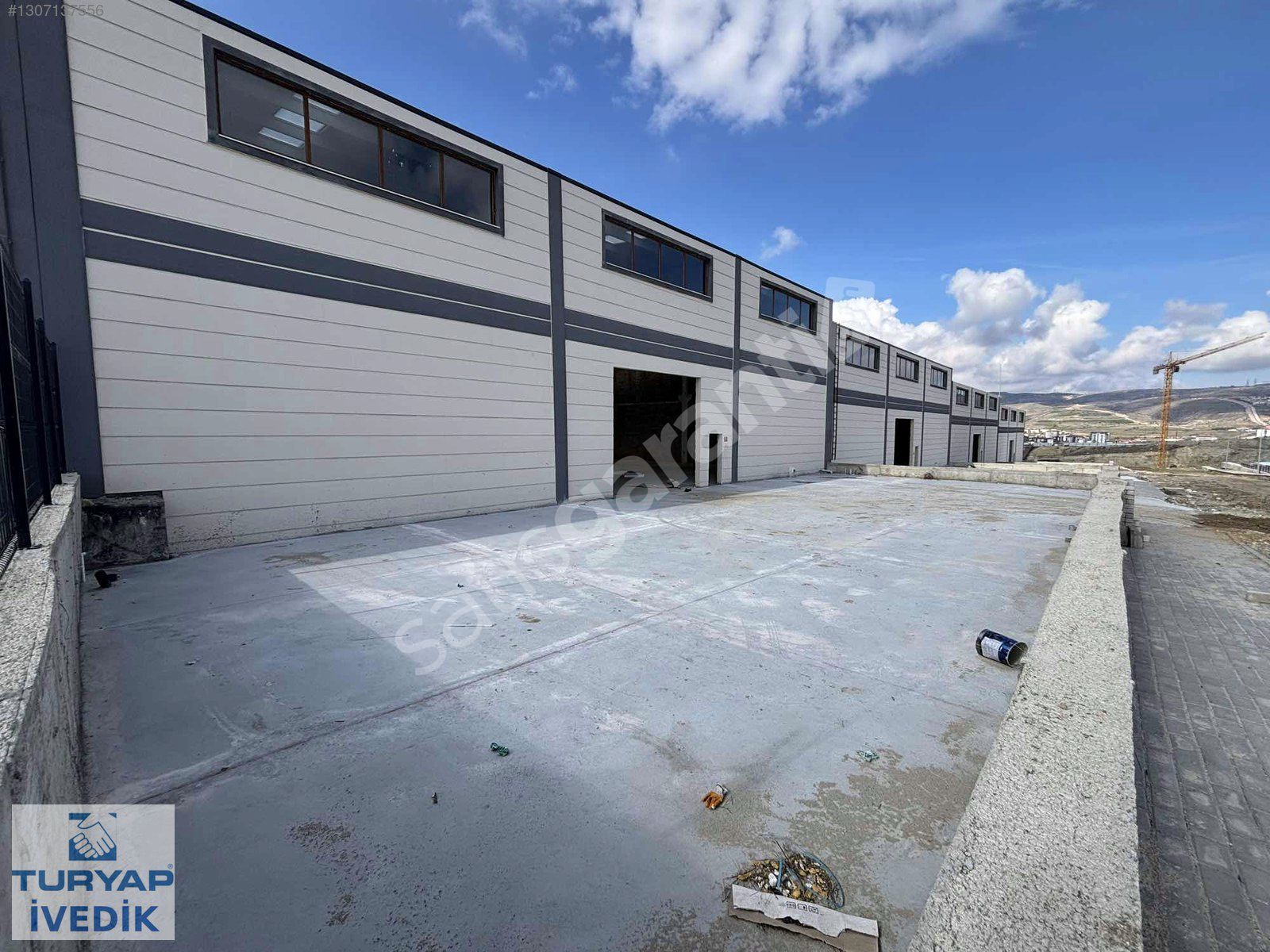 YAKACIK TOKİ'DE 100KW ENERJİ 1.000m2 OFİSLİ KİRALIK DÜKKAN