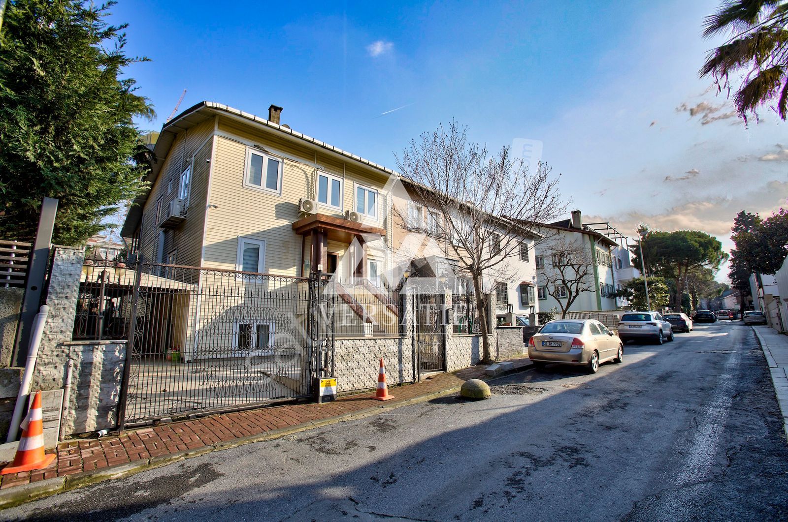 LEVENT'TE TSYD KARSISINDA 500m BAHÇELİ VİLLA