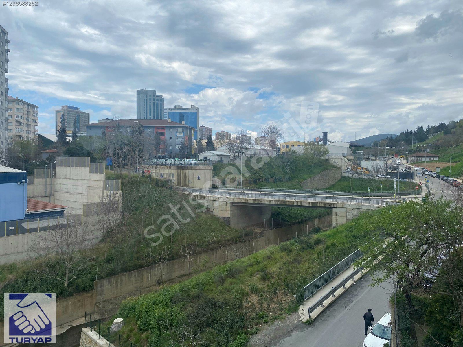 ALTINTEPE MAHALLESİNDE METRO VE E-5'E YAKIN KATTA ÖN CEPHE 3+1
