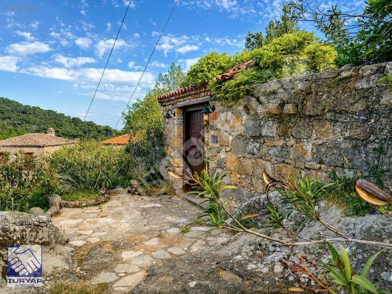 ADATEPE KÖYÜNDE 2626 M2 ARSA İÇERİSİNDE SATILIK MÜSTAKİL EV