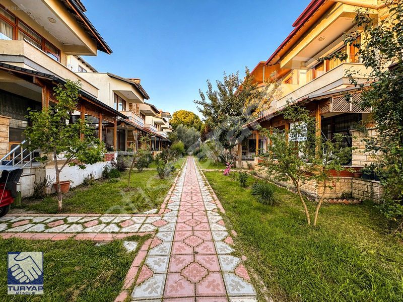 FENERDE HAVUZLU SİTE İÇİNDE SATILIK BAHÇELİ KÖŞE VİLLA