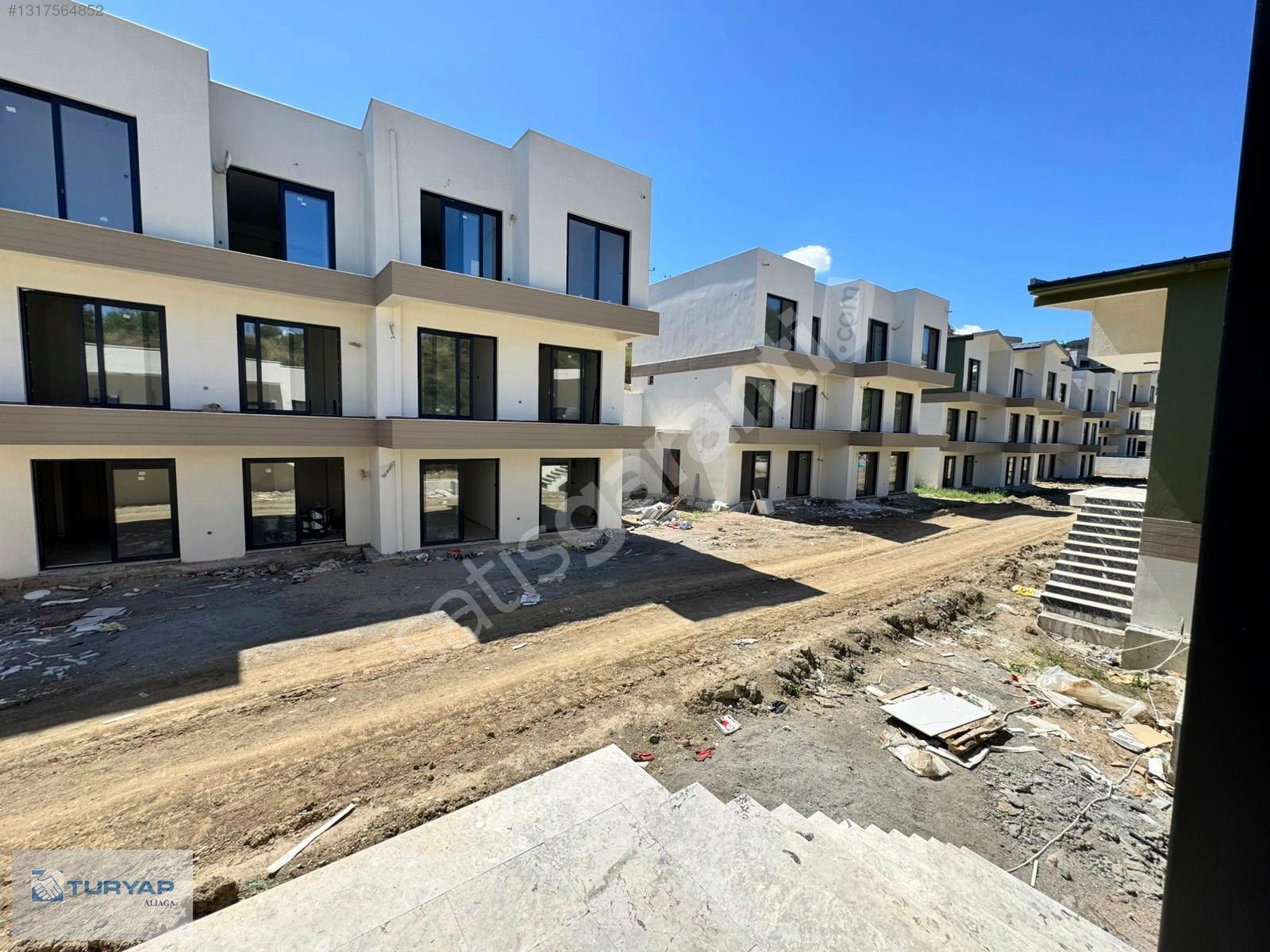YENİFOÇA DA SİTE İÇERİSİNDE SATILIK 2+1 DAİRE FIRSATI