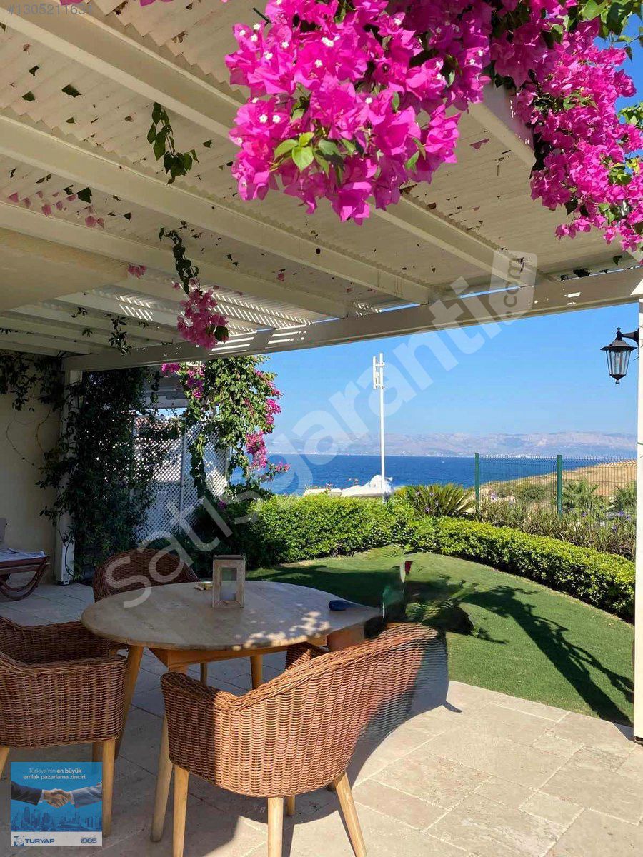 Turyap'tan Çeşme Sahilde Denize Sıfır Site İçi 2+1 Köşe Villa