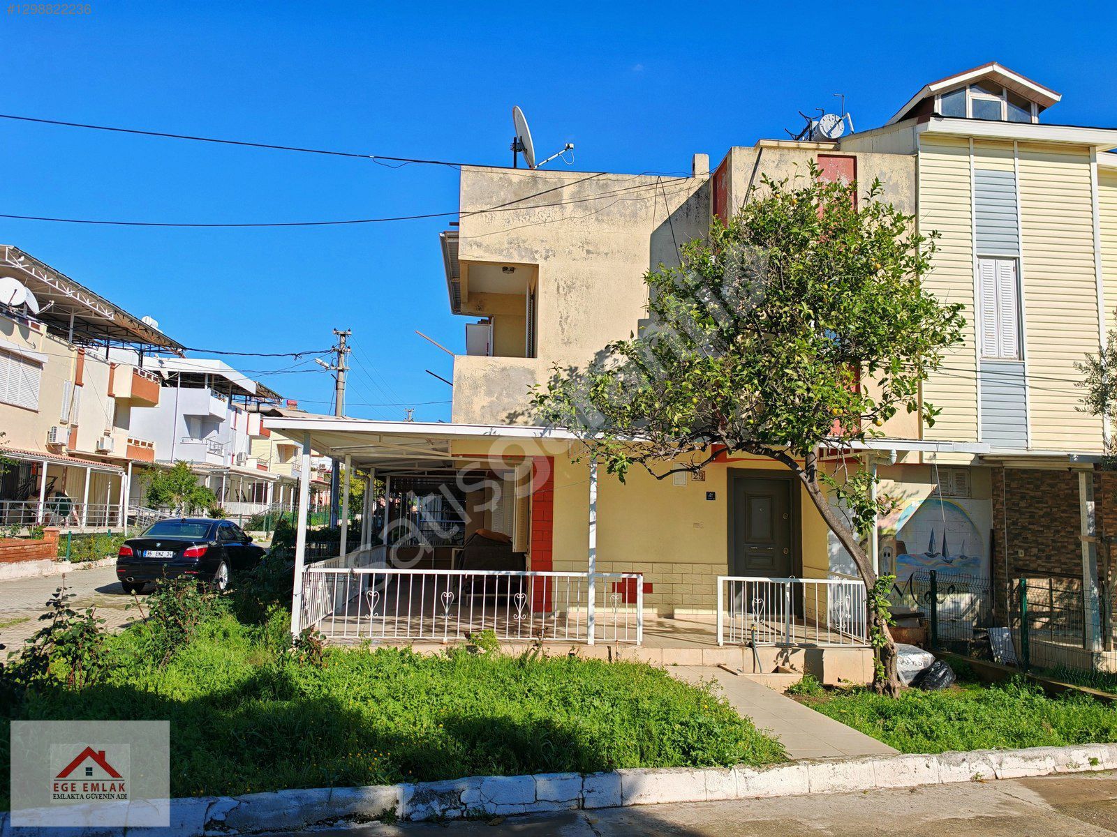 Deniz Manzaralı, Bahçeli Satılık Köşe Yazlık - 300m Denize