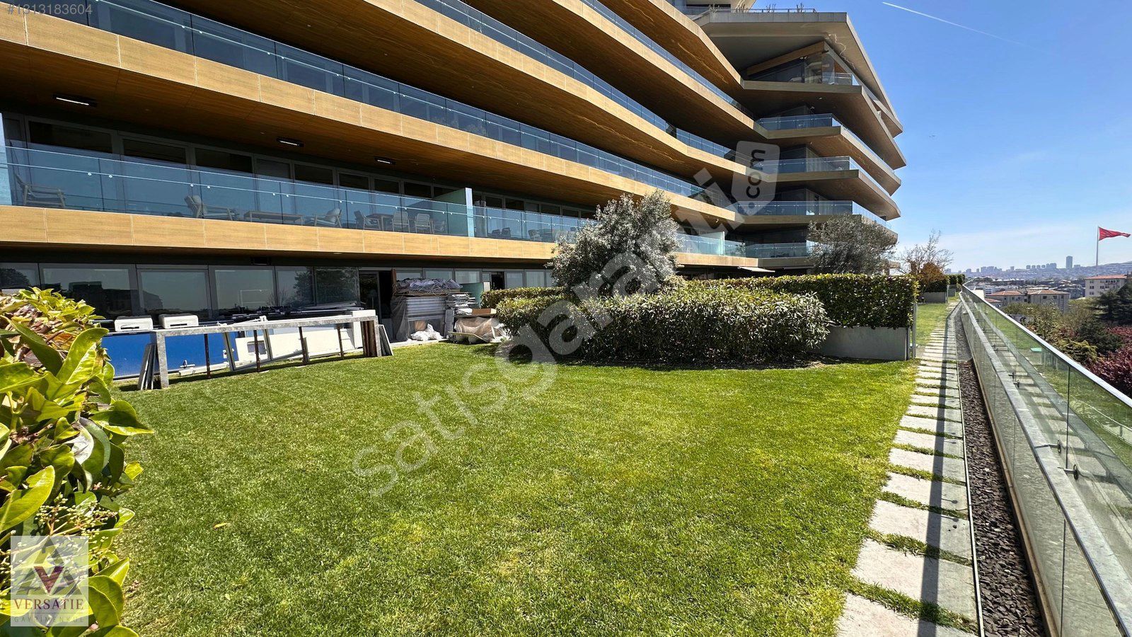 ZORLU CENTER DISA BAKAN TARAFTA BAHCE KULLANIMLI ACIK OFIS