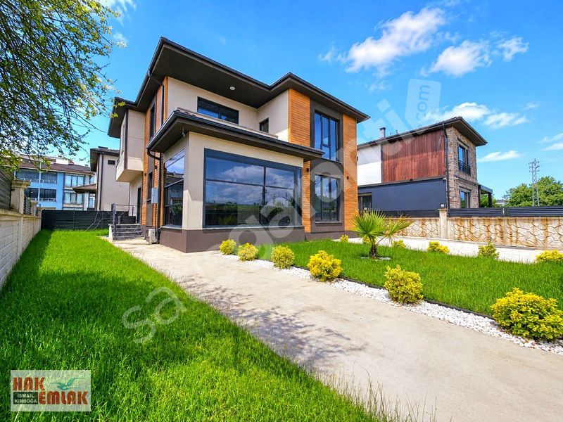 Hak Emlak'tan Darıcı Mahallesinde Satılık Ultralüks 5+1 Villa