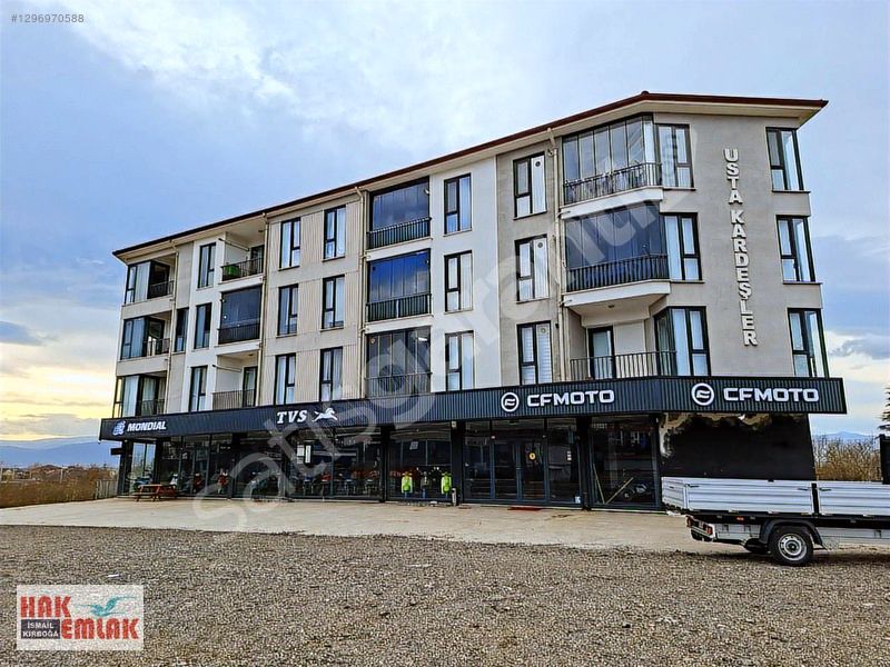 Hak Emlaktan Üniversitede Cadde Cepheli Satılık 1+1 Eşyalı Daire