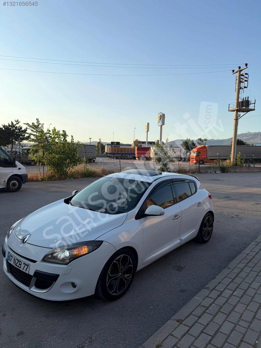 MEGANE 3 1.5 DİZEL 6 İLERİ SANRUF TOM EKRAN MERCEK FAR TAM DOLU