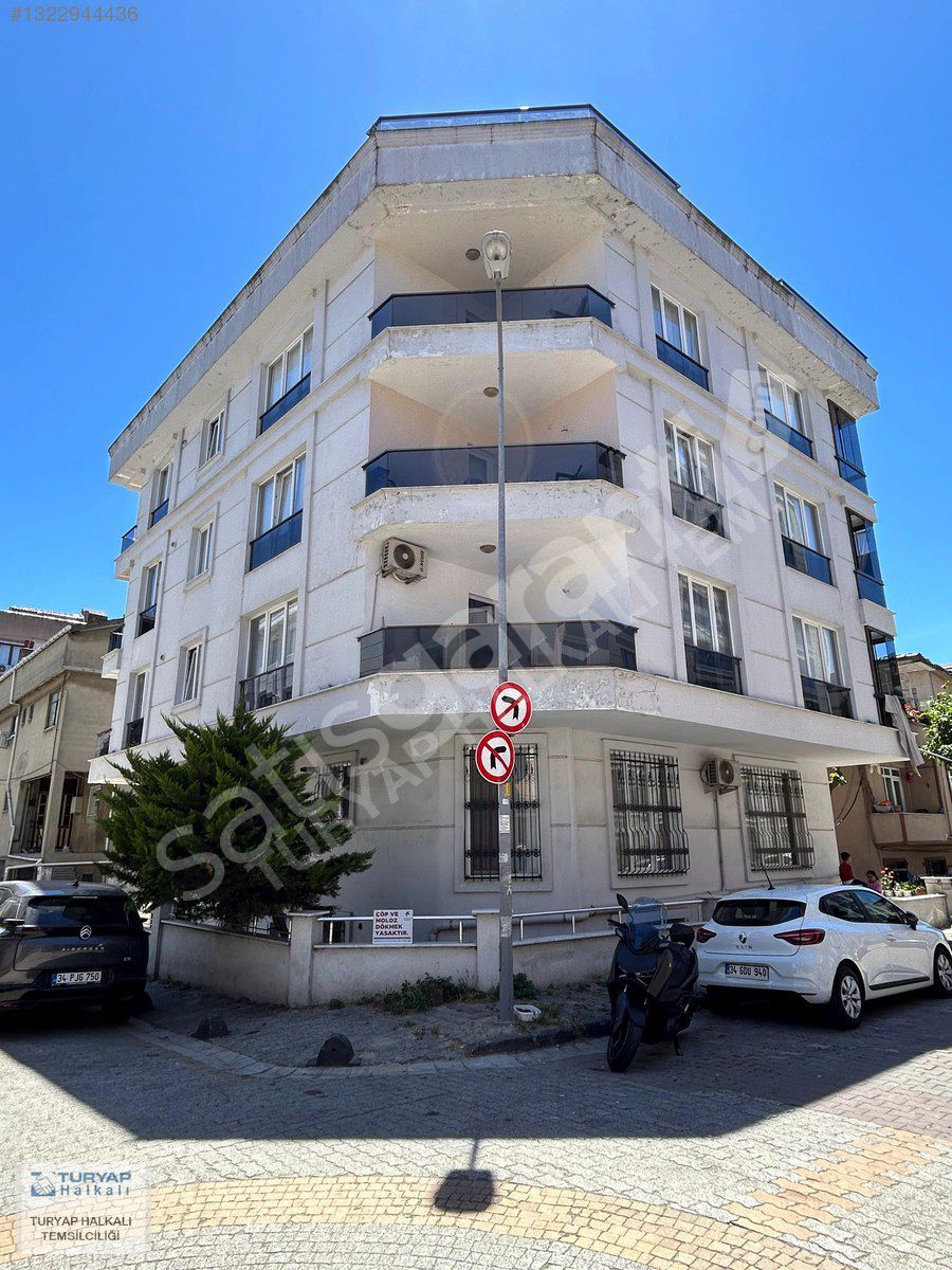 Küçükçekmece Yeni Mahalle'de Satılık 2+1 Bahçe Katı Daire