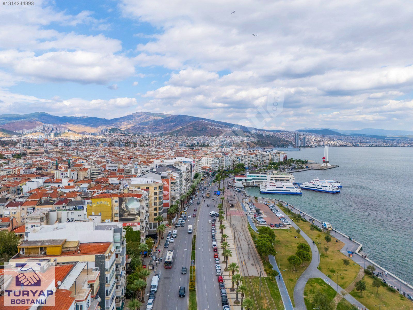 Karşıyaka'da Deniz Manzaralı, Otoparklı 3+1 Yalı Dairesi