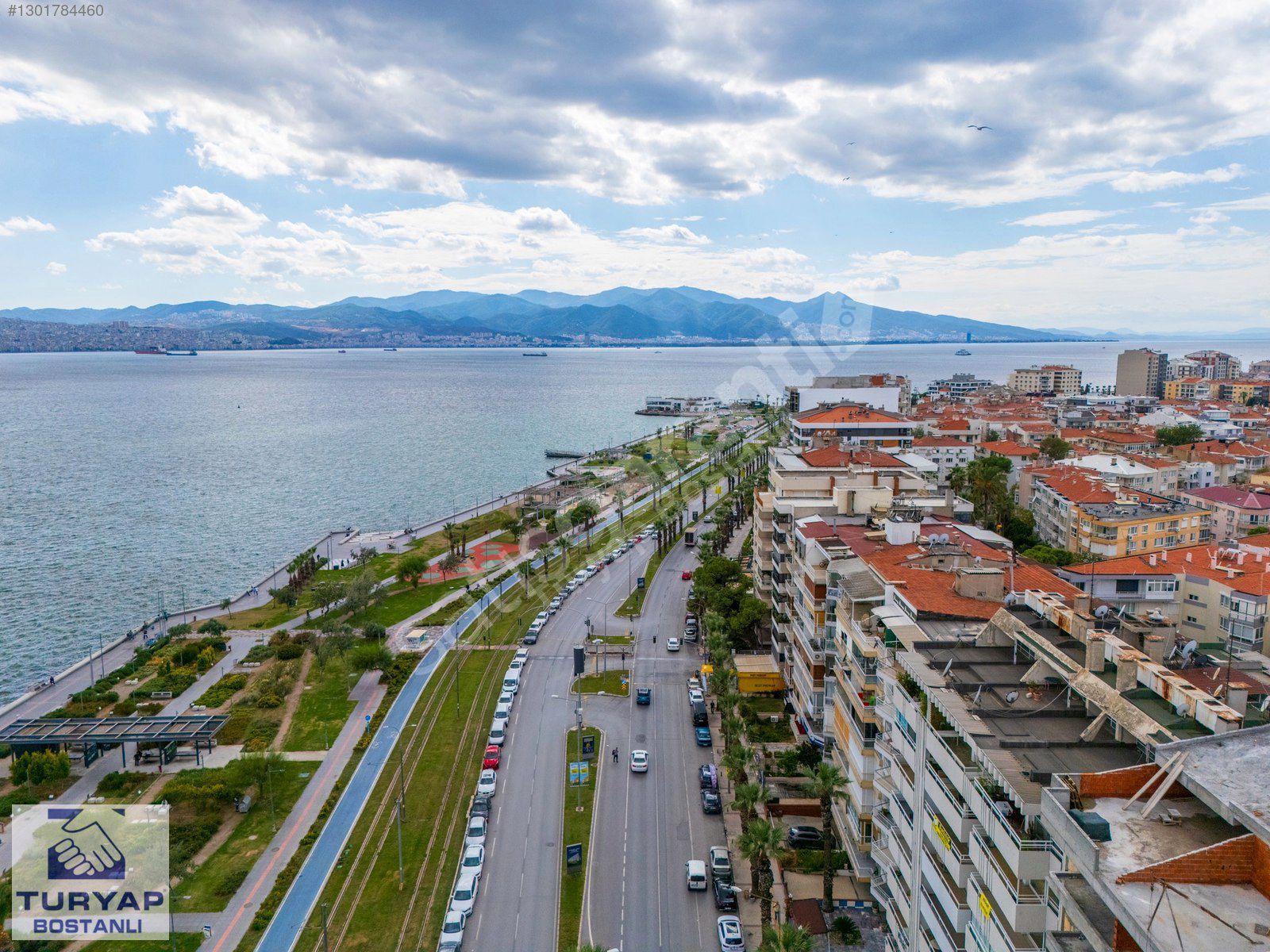 Karşıyaka Yalı'da Deniz Manzaralı, 3+1 Otoparklı Lüks Daire