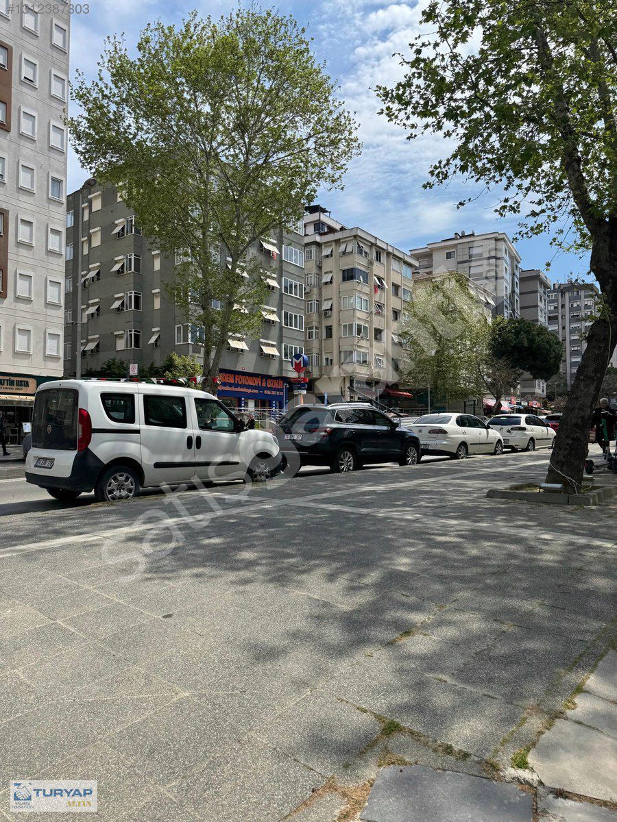 Suadiye minübüs yolu Metro bitişiği
