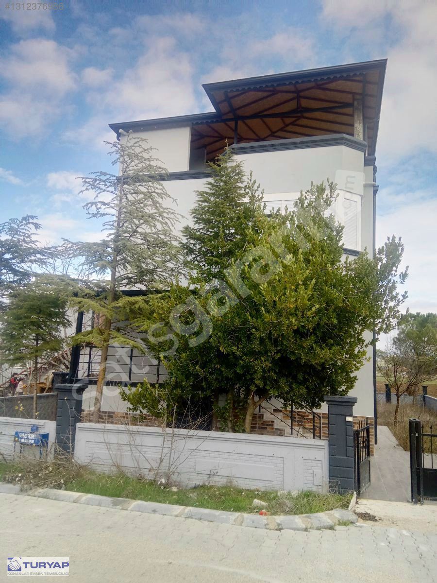 BADEMAĞACI MERKEZ YANINDA YENİ TADİLATLI BODRUMLU TRİPLEKS VİLLA