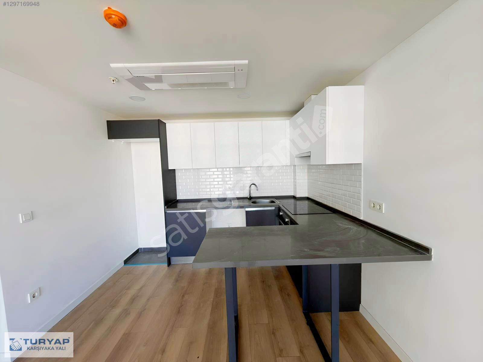 MODDA BULVAR'DA KİRALIK 2+1 DAİRE