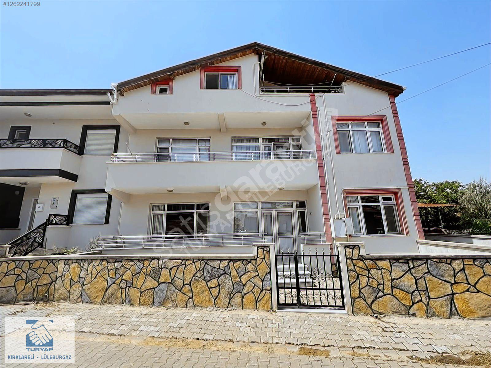 Babaeski Hamidiye'de Satılık 3 Katlı Müstakil Apartman