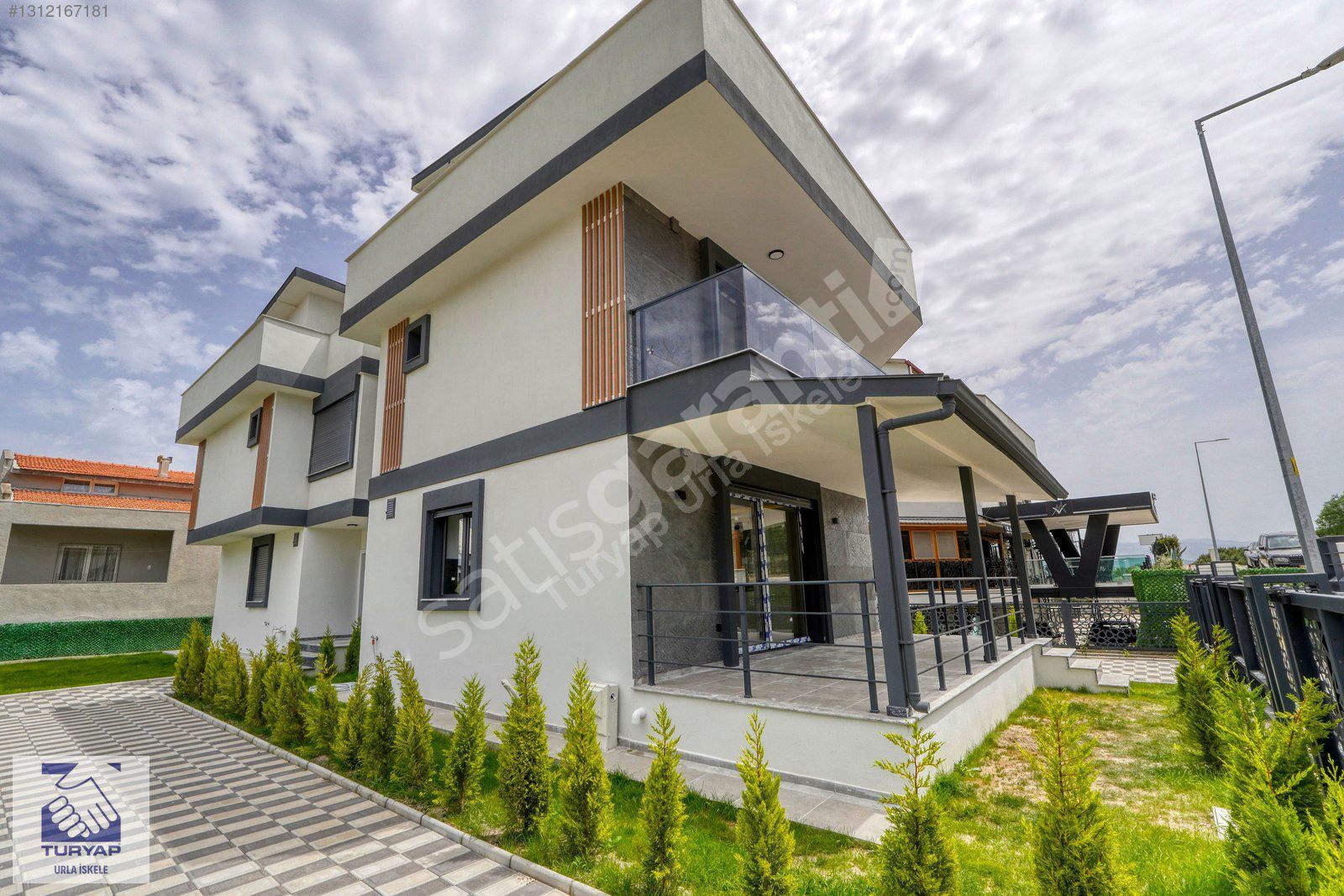 Urla iskelede hem yatırım hem yaşam sıfır, özel girişli villa