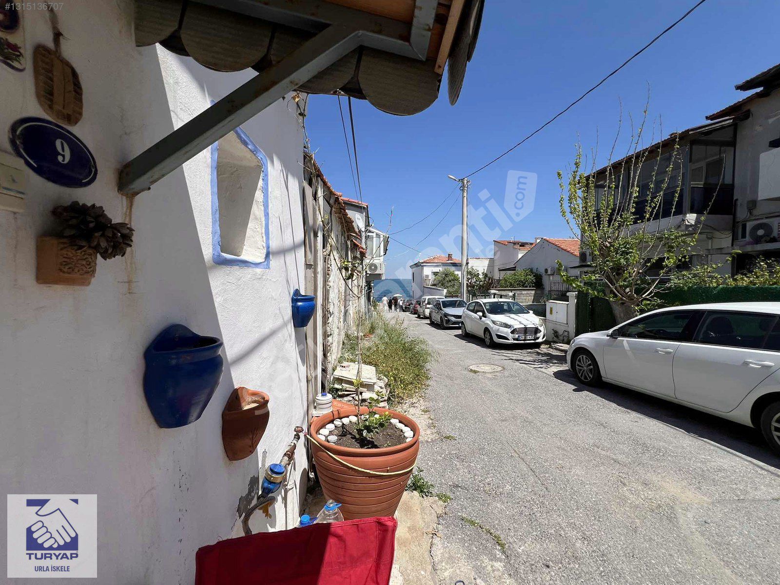 Urla İskele'de DENİZE 30 Metre Mesafede Satılık Tek katlı Ev
