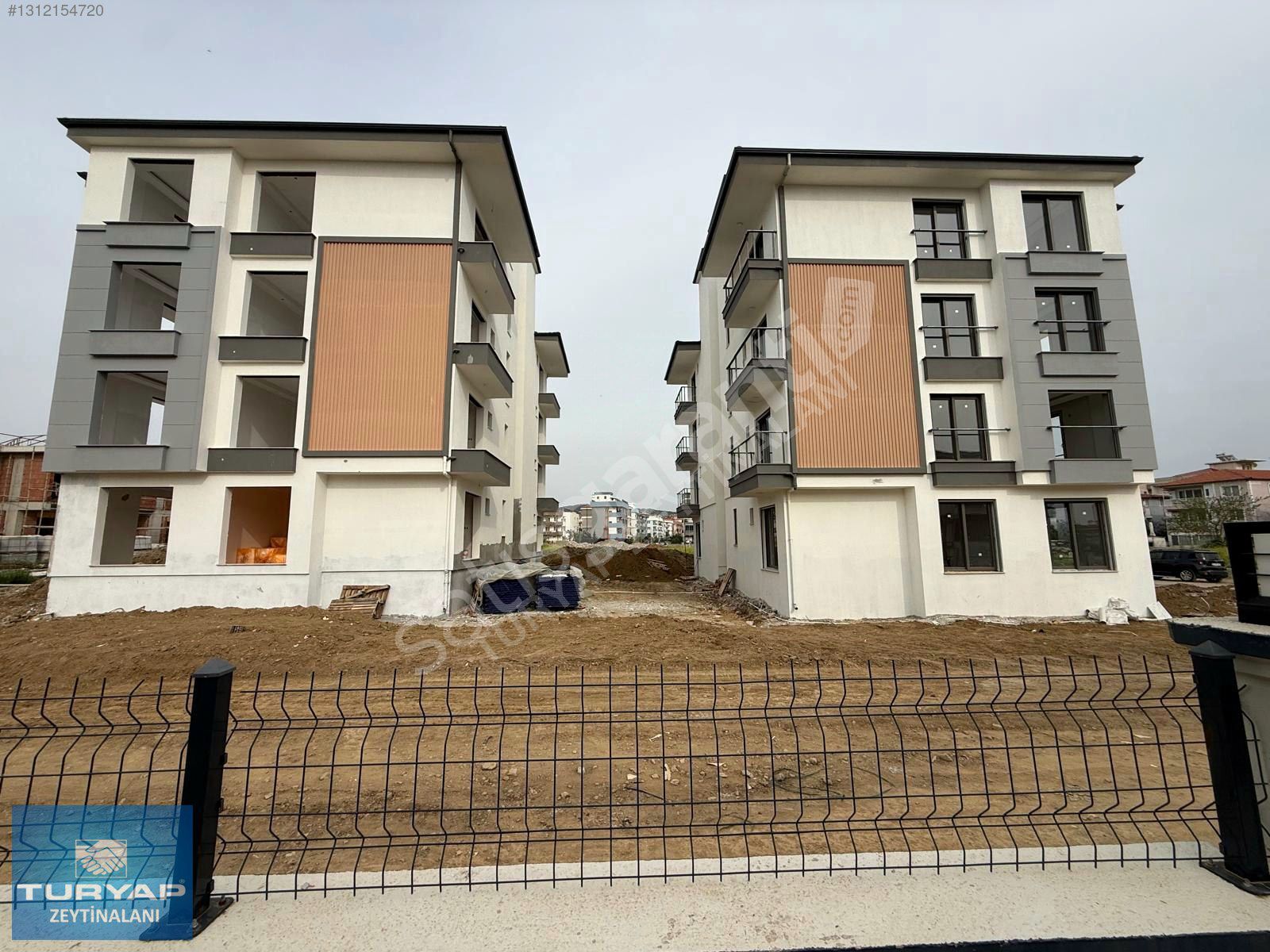 SEFERİHİSAR'DA HAVUZLU SİTE İÇİNDE 2+1 LÜKS DAİRE