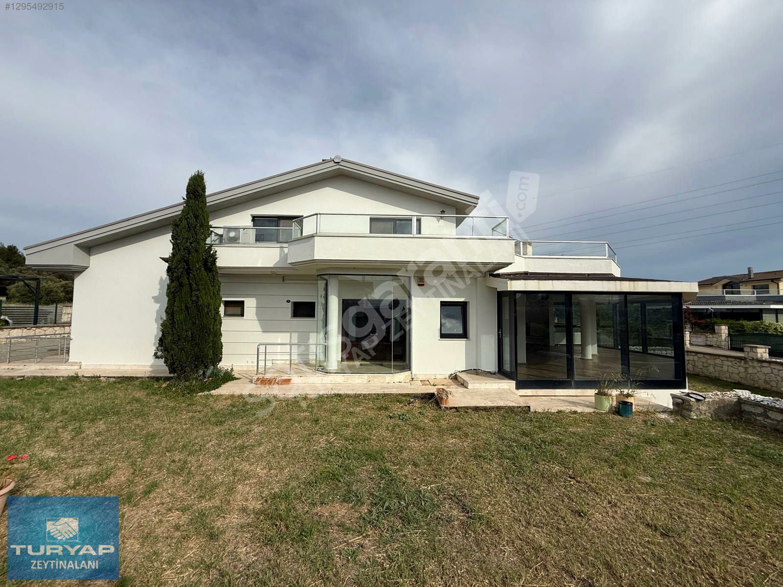 Urla İçmeler'de Deniz Manzaralı Kiralık Villa