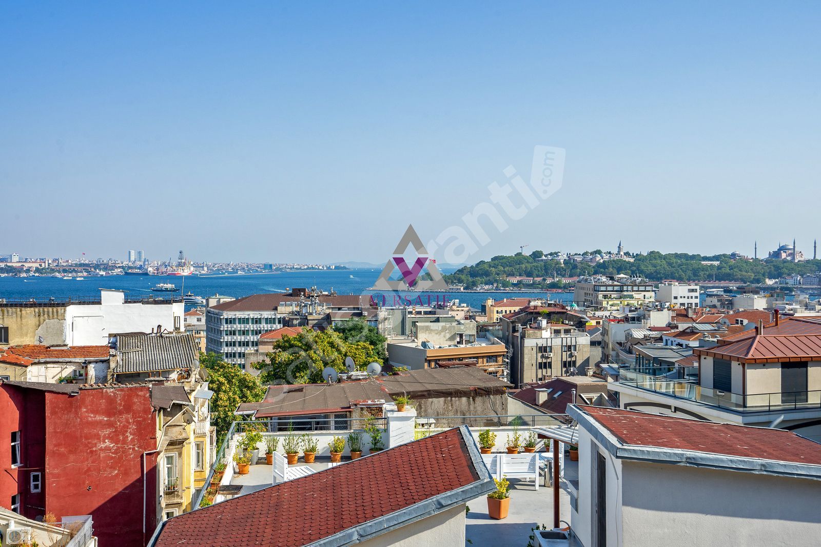 Beyoğlu’nun Tarihi Dokusu İçinde Restore Edilmiş Binada Satılık 2+1 Çatı Dubleksi
