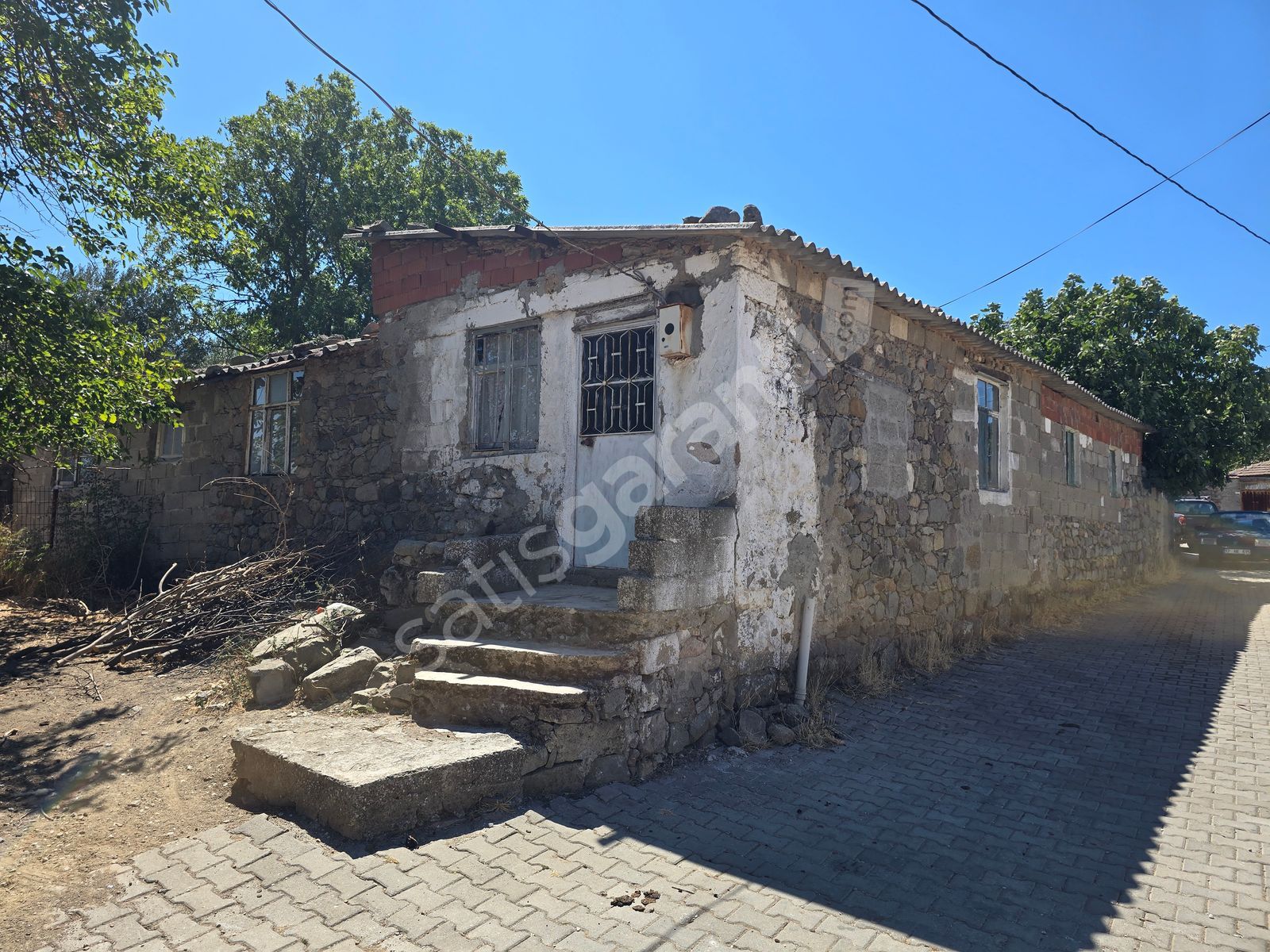 EZİNE ŞAP KÖYÜNDE 2400 m2 İÇİNDE EV OLAN %40 İMARLI ARSA 